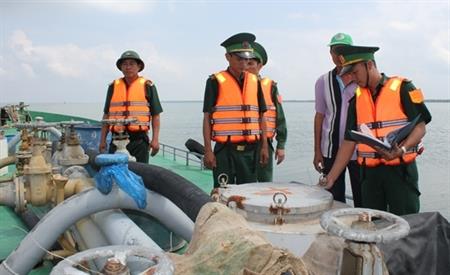 Bắt giữ phương tiện vận chuyển xăng A92 và dầu DO không có giấy tờ