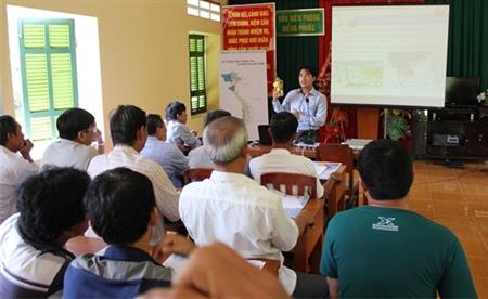 Đồn BP Kiểng Phước phối hợp tuyên truyền phòng chống lụt bão, CH-CN cho bà con ngư dân