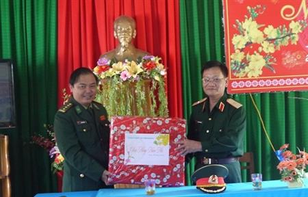 Bộ Tư lệnh Quân khu 5 thăm các đồn Biên phòng trên biên giới Tây Giang