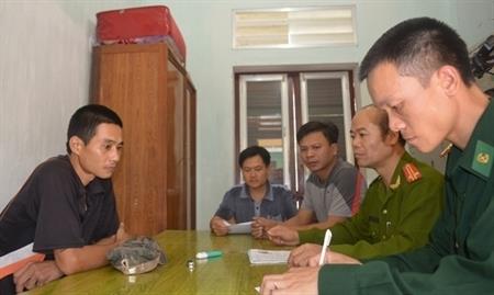 Vận động đối tượng truy nã nguy hiểm ra đầu thú