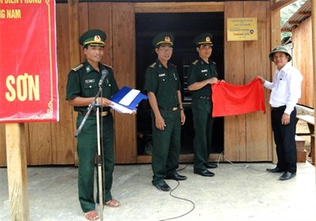 Bàn giao 4 nhà Nghĩa tình Trường Sơn