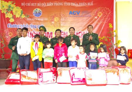 BĐBP Thừa Thiên Huế tặng quà "Nâng bước em tới trường"