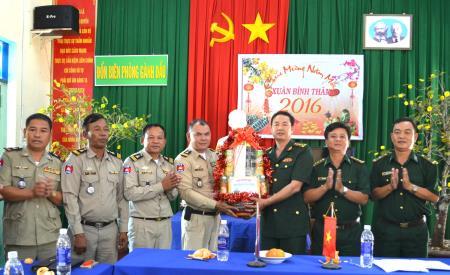 Đoàn cán bộ xã Ô Chờ Râu (Cam-pu-chia) thăm, chúc Tết Đồn BP Gành Dầu