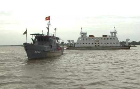 Hải đội 2, BĐBP Tiền Giang cứu hộ, lai dắt thành công phà bị nạn vào bờ