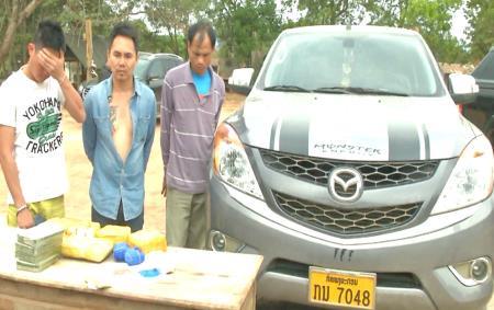 Bắt 3 đối tượng người Lào vận chuyển 42 ngàn viên ma túy và 4 bánh hê-rô-in