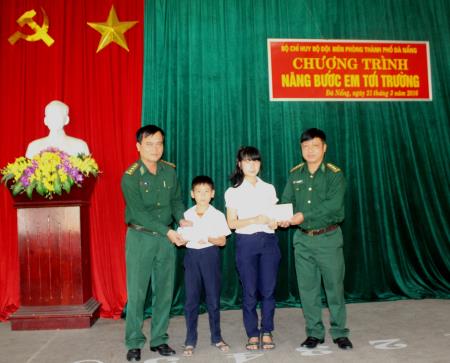 BĐBP TP Đà Nẵng trao học bổng "Nâng bước em đến trường"