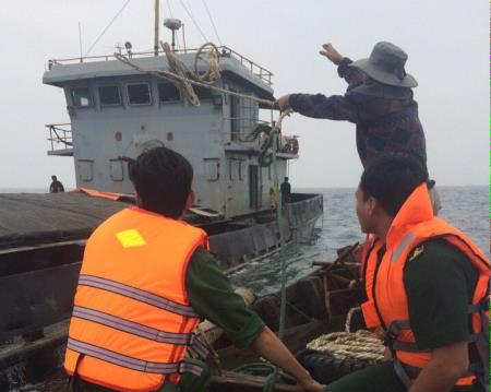 Cứu tàu chở gần 2.000 tấn xi măng gặp nạn trên vùng biển Quảng Trị
