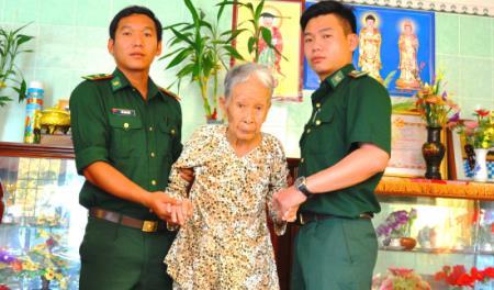 Đồn BP Gành Hào tri ân mẹ Bùi Thị Sen