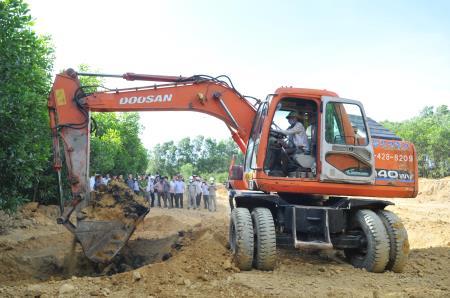 Hàng trăm tấn chất thải của Formosa được khai đào và di chuyển đến nơi an toàn