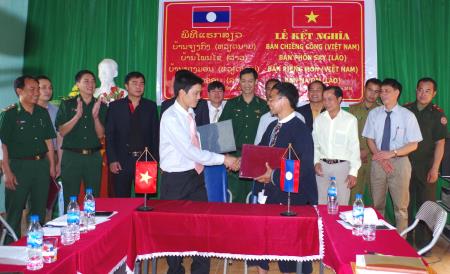 Lễ kết nghĩa cụm dân cư hai bên biên giới Việt- Lào