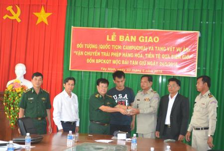 Bàn giao đối tượng người Cam-pu-chia vận chuyển trái phép tiền, vàng qua biên giới