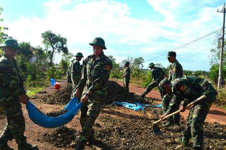 BĐBP Đăk Lăk huấn luyện hành quân dã ngoại kết hợp công tác vận động quần chúng
