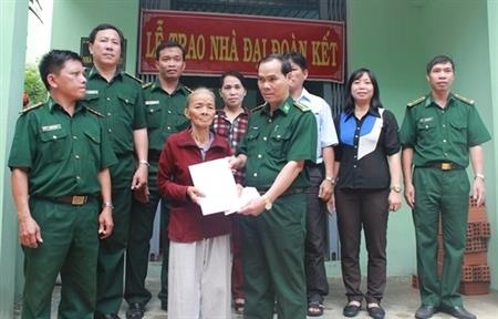 Bàn giao nhà Đại đoàn kết cho người nghèo