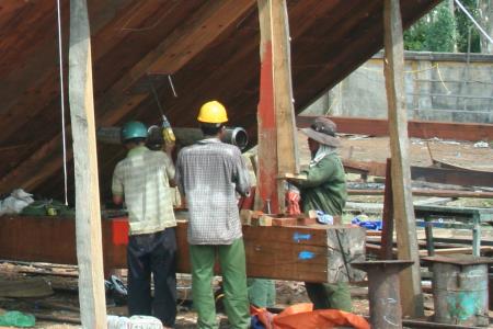 Làng biển "tăng tốc" đóng tàu lớn vươn khơi