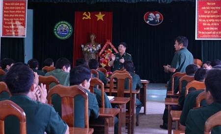 Đoàn công tác Cục Chính trị sinh hoạt chính trị cùng Đồn BP CKQT Bờ Y