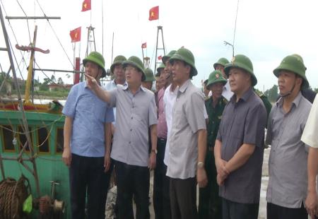 Phó Thủ tướng Trịnh Đình Dũng kiểm tra công tác phòng chống bão số 1 tại Thái Bình