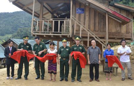 Bàn giao 2 nhà Hữu nghị cho nhân dân bản Sê Xáp, Lào