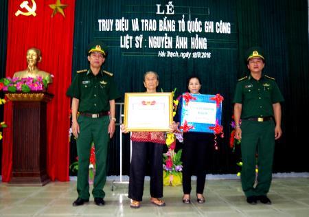 Trao Bằng "Tổ quốc ghi công" cho thân nhân liệt sĩ Nguyễn Ánh Hồng
