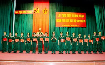 Trao Giấy chứng nhận chức danh sỹ quan chuyên môn - kỹ thuật - nghiệp vụ năm 2015