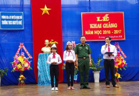 BĐBP Kon Tum đỡ đầu 64 học sinh có hoàn cảnh khó khăn khu vực biên giới