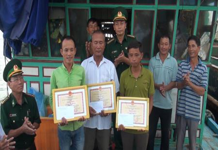 Khen thưởng đột xuất 3 tàu cá cứu hộ thành công tàu hàng gặp nạn trên biển