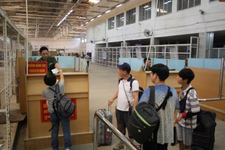 Kiềm chế hàng lậu lọt qua biên giới