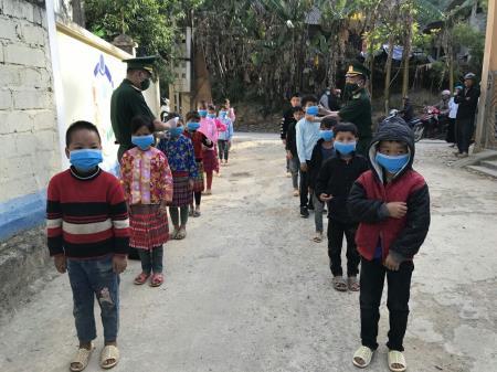 Đồn Biên phòng Lũng Cú kiểm tra sức khỏe và tặng khẩu trang y tế cho học sinh