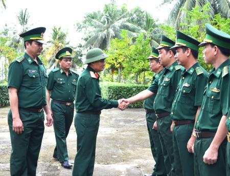 Phó Tổng Tham mưu trưởng kiểm tra công tác huấn luyện, SSCĐ tại Đồn BP Gành Dầu