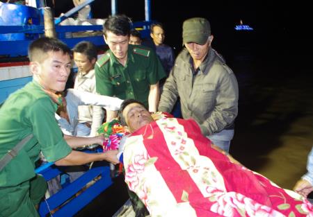 BĐBP Bình Định lai dắt tàu cá cùng 9 ngư dân gặp nạn trên biển vào bờ an toàn