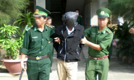 Bủa vây tội phạm trên phố biển