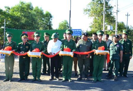 Khánh thành đường điện thắp sáng cho Cảnh sát bảo vệ biên giới tỉnh Moldunkiri