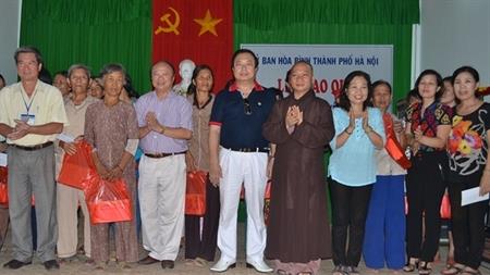 Tặng quà cho ngư dân có thâm niên bám biển