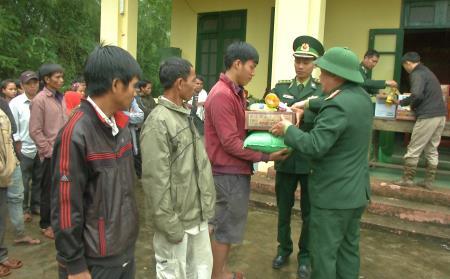 Đồn BP Tam Thanh trao quà cho bản Xy Ổi, Lào