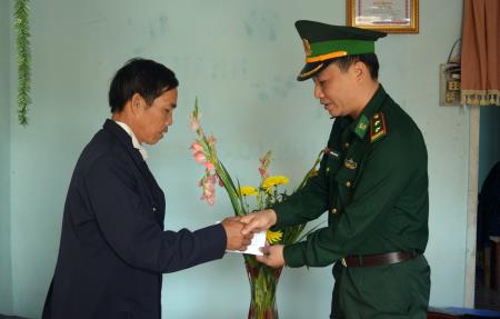 Hỗ trợ ngư dân dũng cảm cứu người gặp nạn trên biển