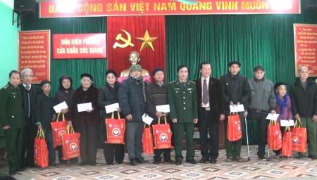 Trung ương Hội Người cao tuổi Việt Nam thăm, tặng quà Đồn BPCK Sóc Giang