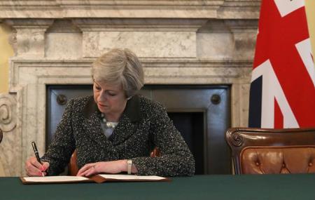 Thủ tướng Anh ký bức thư lịch sử chính thức khởi động Brexit