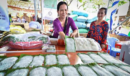 Nghệ nhân Nam bộ trình diễn nghệ thuật làm bánh dân gian