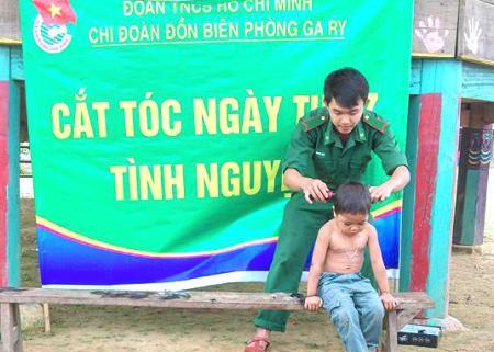"Tiệm cắt tóc di động" trên biên giới Ga Ri