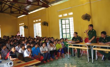 Đồn BP Bản Lầu tuyên truyền phòng chống mua bán người cho học sinh