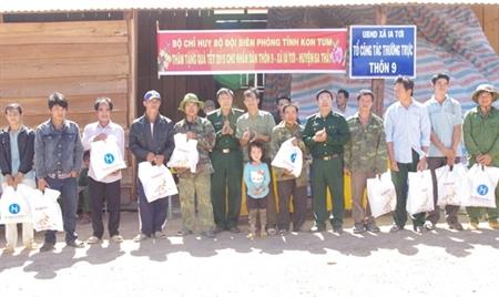 BĐBP Kon Tum tặng quà cho nhân dân khu vực biên giới