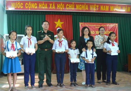 BĐBP Bình Định trao học bổng "Nâng bước em tới trường"