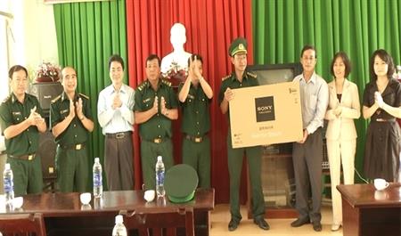 Đài phát thanh truyền hình và các sở ban ngành trao tặng thiết bị nghe nhìn cho các đồn BP