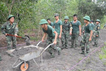 Chiến sĩ mới BĐBP Bà Rịa - Vũng Tàu giúp dân làm đường giao thông nông thôn