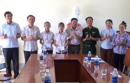 Trao tiền hỗ trợ 2 học sinh nghèo vùng giáo