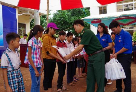 Tặng quà học sinh nghèo khu vực biên giới tỉnh Bình Phước