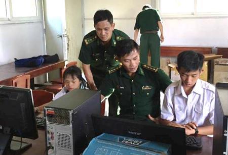 Khám bệnh, cấp thuốc, tặng quà nhân dân đảo Hòn Chuối