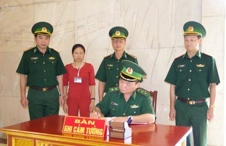Trung tướng Hoàng Xuân Chiến dâng hương Chủ tịch Hồ Chí Minh tại Khu di tích Pác Bó