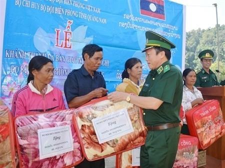 Bàn giao nhà Hữu nghị cho người dân khu vực biên giới Lào