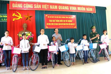 BĐBP Thái Bình, Bình Phước tiếp sức học sinh nghèo trước thềm năm học mới