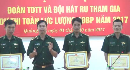 Trao thưởng cho các tập thể, cá nhân xuất sắc trong hội thao và liên hoan hát ru